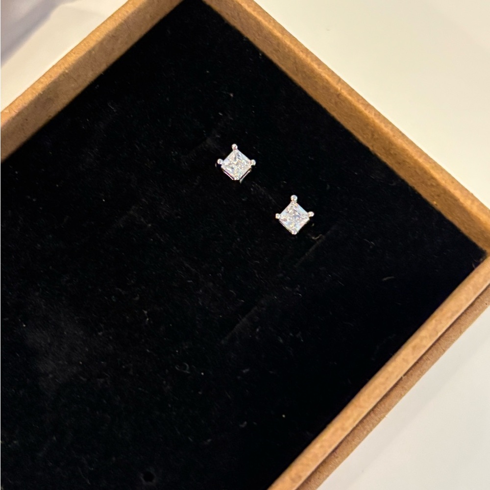 NWOT Elegant Silver & White Sapphire Stud Earrings